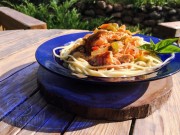 Соус к спагетти из овощей и курицы.